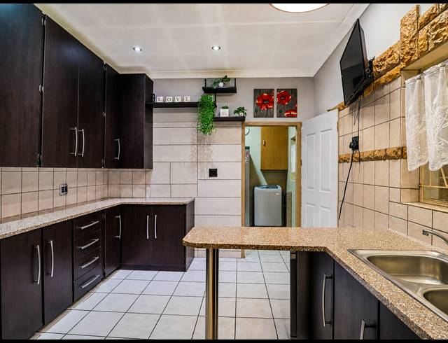 4 BEDROOM HOUSE FOR SALE IN LYTTELTON MANOR